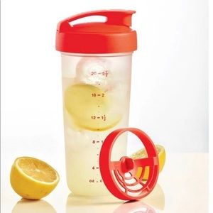 Tupperware large quick shake and pour container
